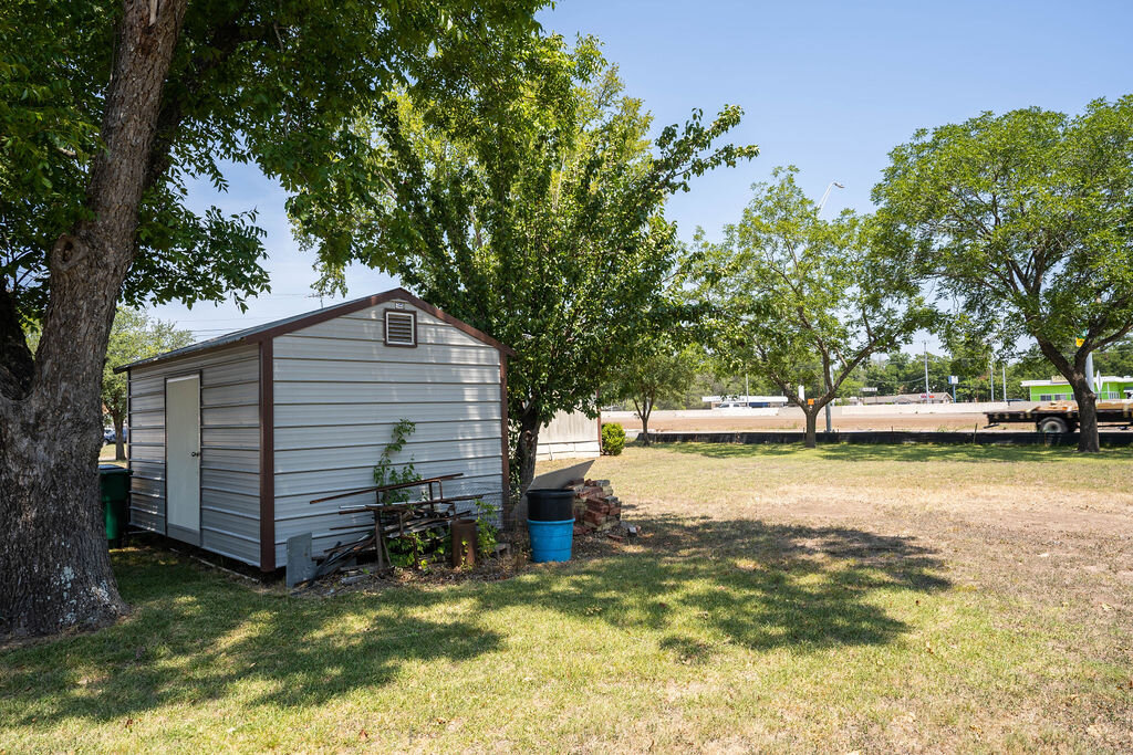 Image for Commercial Listing: 901, 905 and 907 College Street, Bastrop, TX 78602