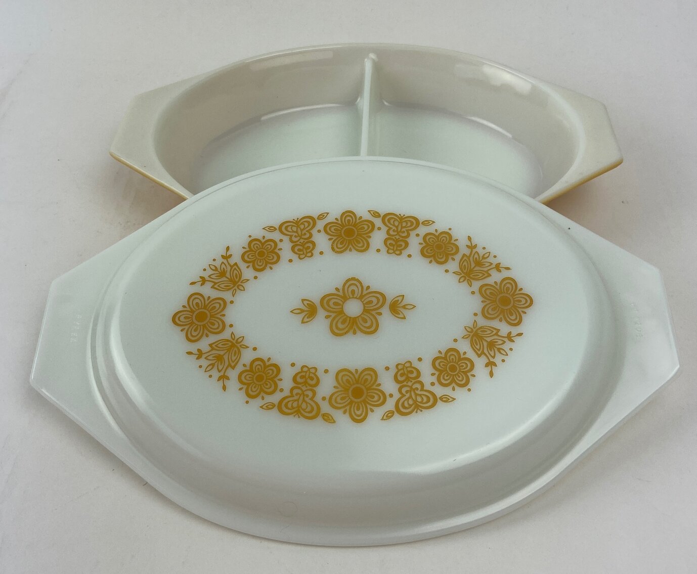 Pyrex Butterfly Gold 1 Quart Divided Casserole Dish with Lid