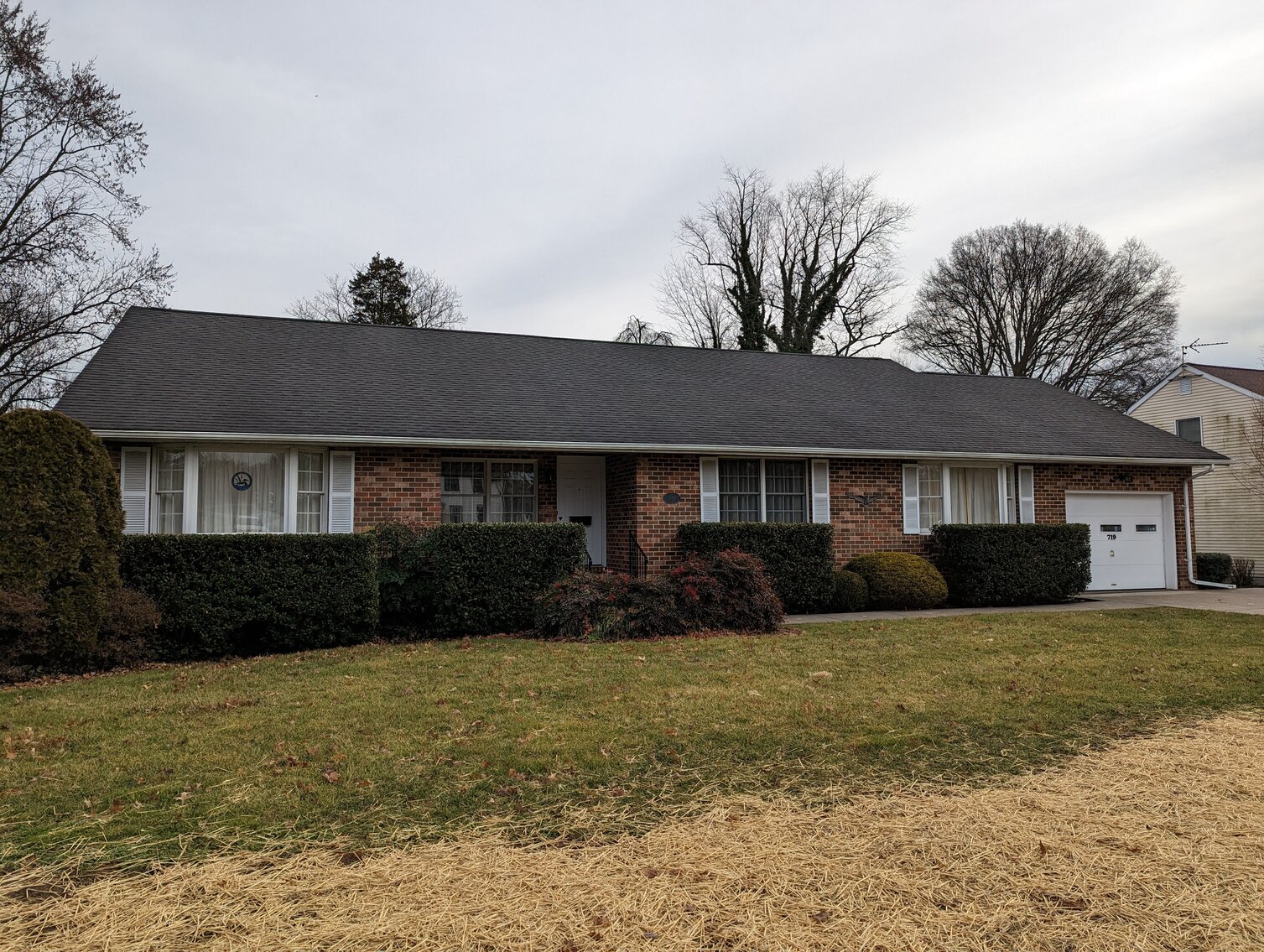 Image for 2 BR, 2.5 BA BRICK RANCHER WADE PORCELAIN MINI FIGURINES, DECOYS, CHINA, FURNITURE, GLASSWARE, ANTIQUES, COLLECTIBLES, COSTUME JEWLERY, HOUSEHOLD ITEMS