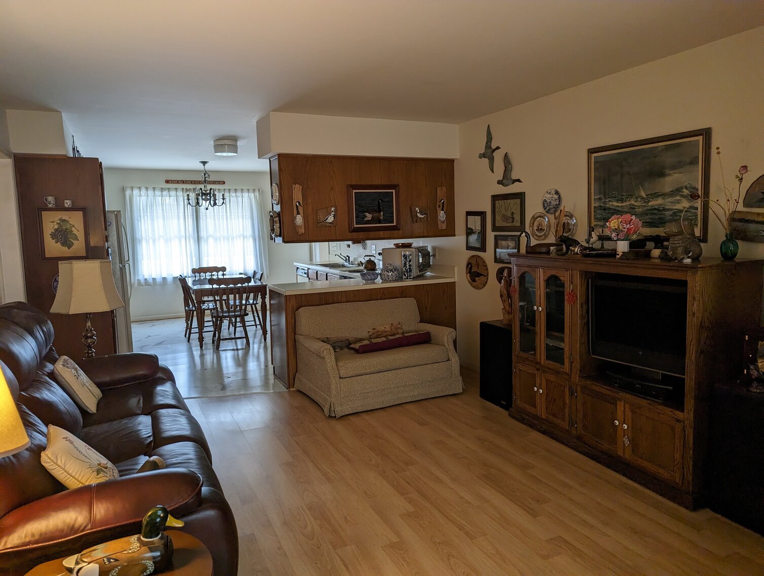 Image for 2 BR, 2.5 BA BRICK RANCHER WADE PORCELAIN MINI FIGURINES, DECOYS, CHINA, FURNITURE, GLASSWARE, ANTIQUES, COLLECTIBLES, COSTUME JEWLERY, HOUSEHOLD ITEMS