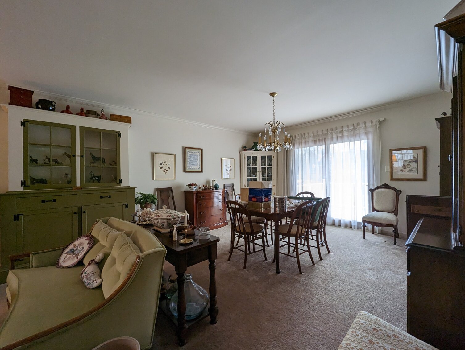 Image for 2 BR, 2.5 BA BRICK RANCHER WADE PORCELAIN MINI FIGURINES, DECOYS, CHINA, FURNITURE, GLASSWARE, ANTIQUES, COLLECTIBLES, COSTUME JEWLERY, HOUSEHOLD ITEMS