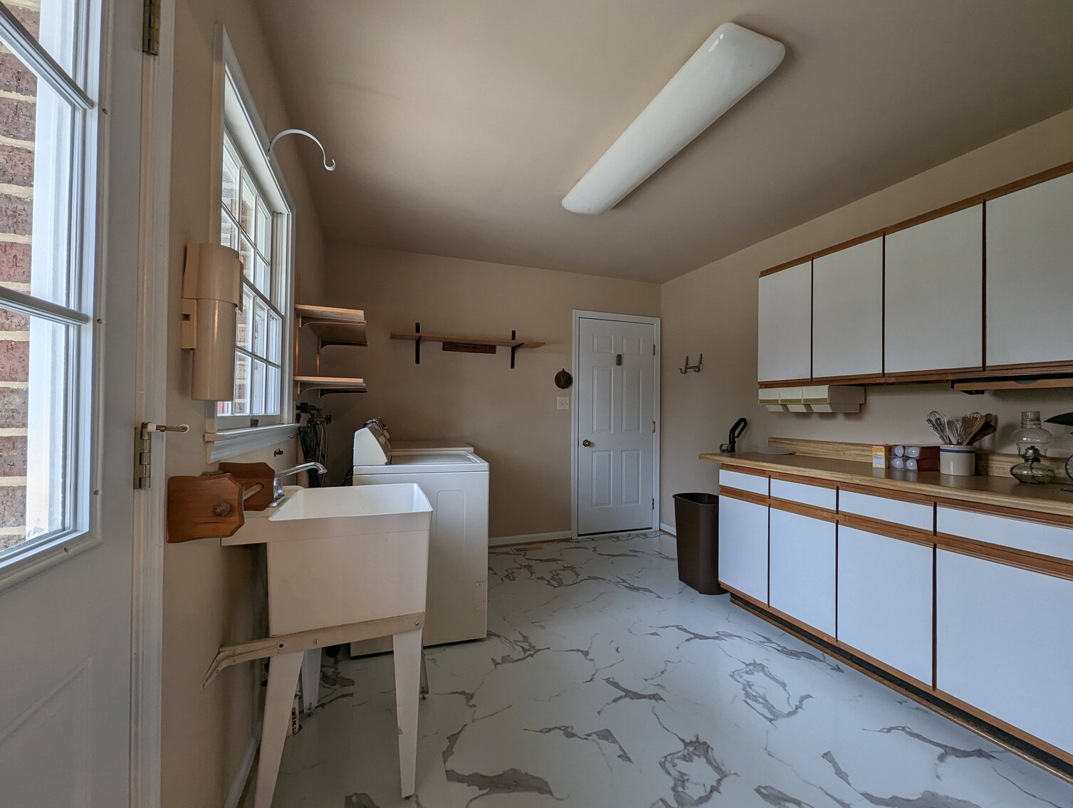 Image for 2 BR, 2.5 BA BRICK RANCHER WADE PORCELAIN MINI FIGURINES, DECOYS, CHINA, FURNITURE, GLASSWARE, ANTIQUES, COLLECTIBLES, COSTUME JEWLERY, HOUSEHOLD ITEMS