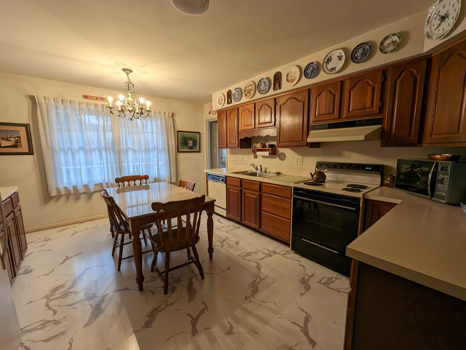 Image for 2 BR, 2.5 BA BRICK RANCHER WADE PORCELAIN MINI FIGURINES, DECOYS, CHINA, FURNITURE, GLASSWARE, ANTIQUES, COLLECTIBLES, COSTUME JEWLERY, HOUSEHOLD ITEMS