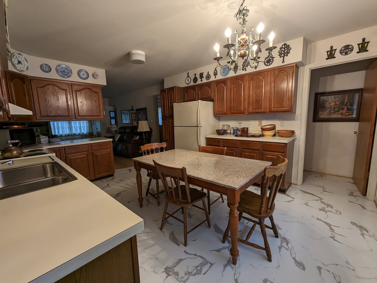 Image for 2 BR, 2.5 BA BRICK RANCHER WADE PORCELAIN MINI FIGURINES, DECOYS, CHINA, FURNITURE, GLASSWARE, ANTIQUES, COLLECTIBLES, COSTUME JEWLERY, HOUSEHOLD ITEMS