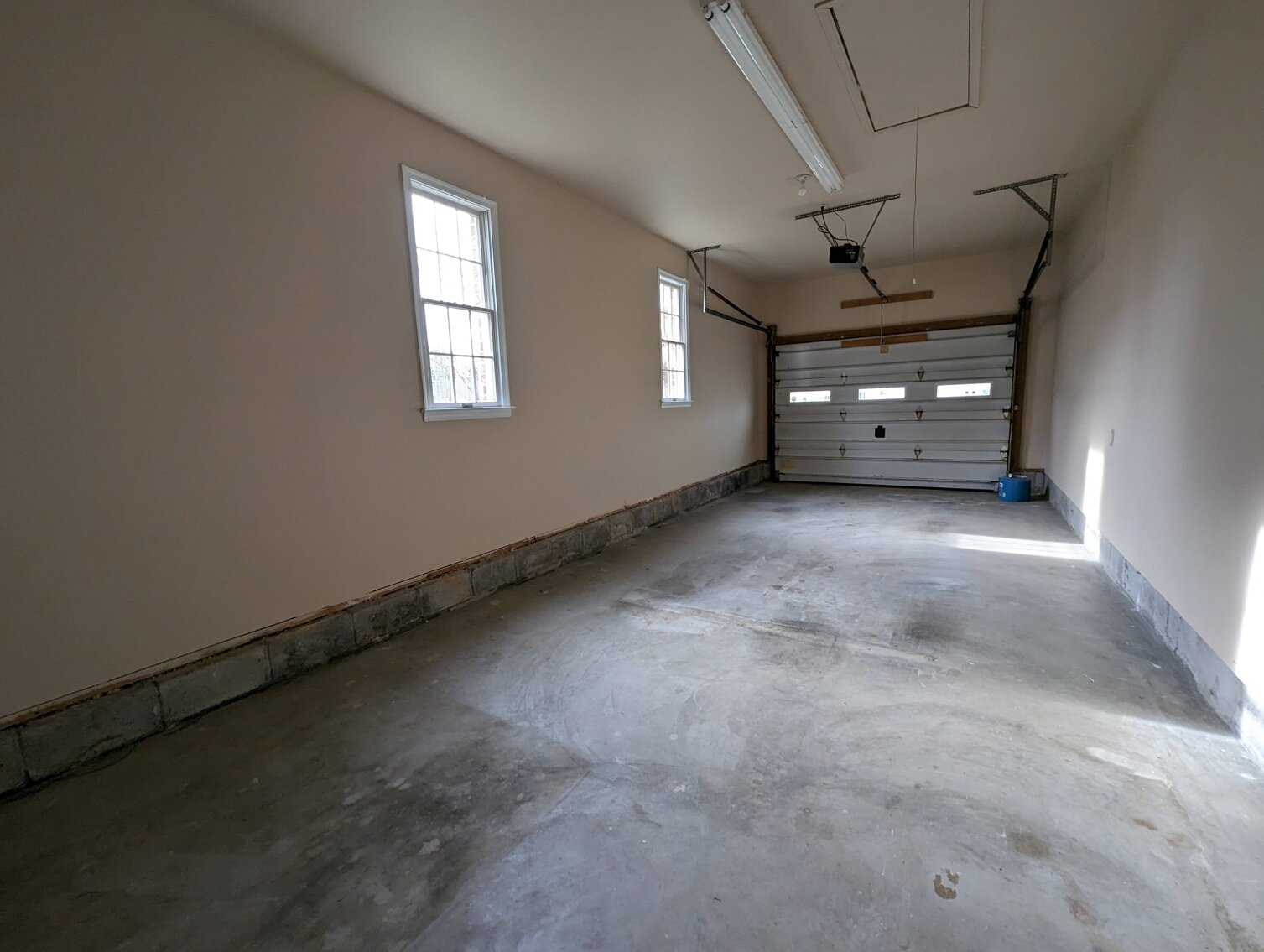 Image for 2 BR, 2.5 BA BRICK RANCHER WADE PORCELAIN MINI FIGURINES, DECOYS, CHINA, FURNITURE, GLASSWARE, ANTIQUES, COLLECTIBLES, COSTUME JEWLERY, HOUSEHOLD ITEMS