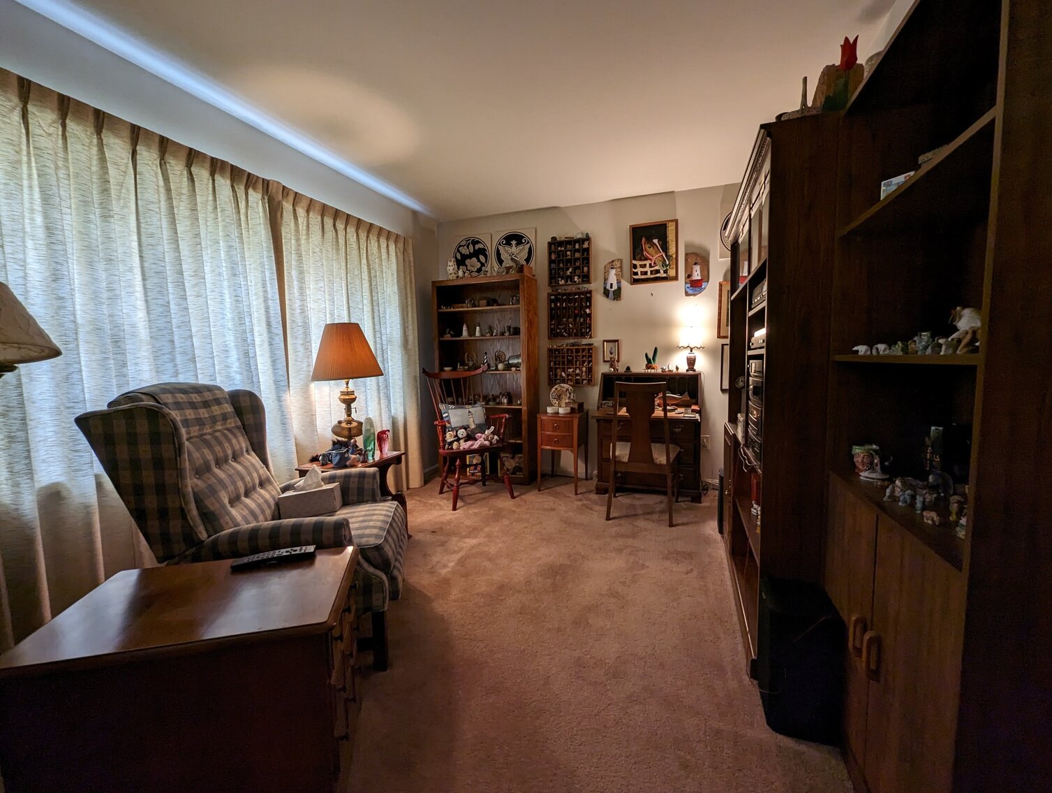 Image for 2 BR, 2.5 BA BRICK RANCHER WADE PORCELAIN MINI FIGURINES, DECOYS, CHINA, FURNITURE, GLASSWARE, ANTIQUES, COLLECTIBLES, COSTUME JEWLERY, HOUSEHOLD ITEMS