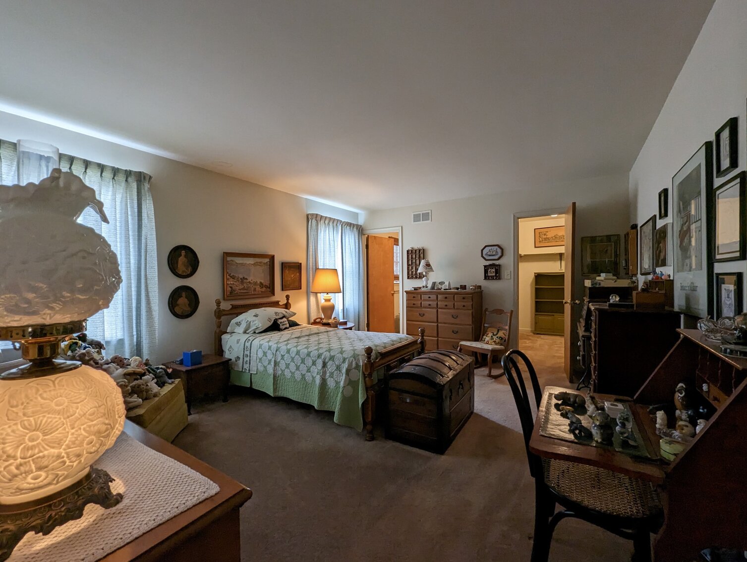 Image for 2 BR, 2.5 BA BRICK RANCHER WADE PORCELAIN MINI FIGURINES, DECOYS, CHINA, FURNITURE, GLASSWARE, ANTIQUES, COLLECTIBLES, COSTUME JEWLERY, HOUSEHOLD ITEMS