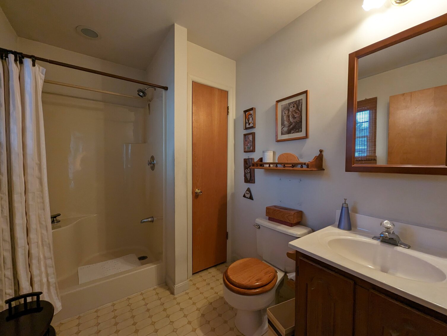 Image for 2 BR, 2.5 BA BRICK RANCHER WADE PORCELAIN MINI FIGURINES, DECOYS, CHINA, FURNITURE, GLASSWARE, ANTIQUES, COLLECTIBLES, COSTUME JEWLERY, HOUSEHOLD ITEMS