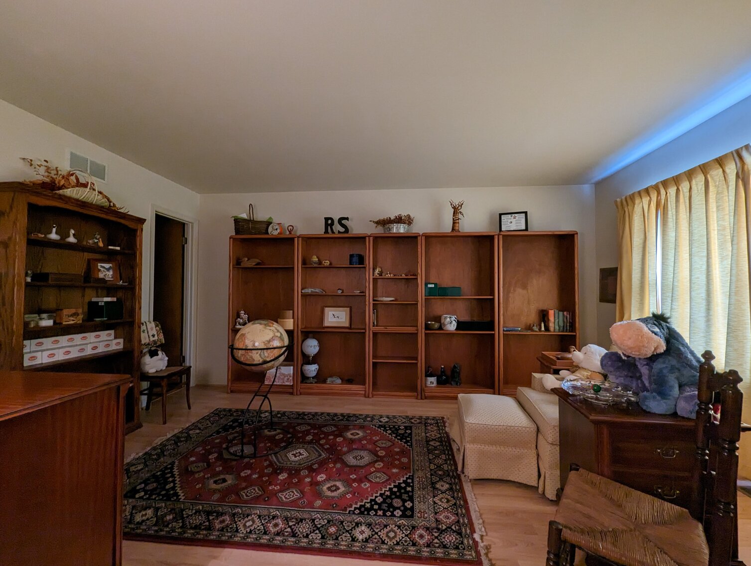 Image for 2 BR, 2.5 BA BRICK RANCHER WADE PORCELAIN MINI FIGURINES, DECOYS, CHINA, FURNITURE, GLASSWARE, ANTIQUES, COLLECTIBLES, COSTUME JEWLERY, HOUSEHOLD ITEMS