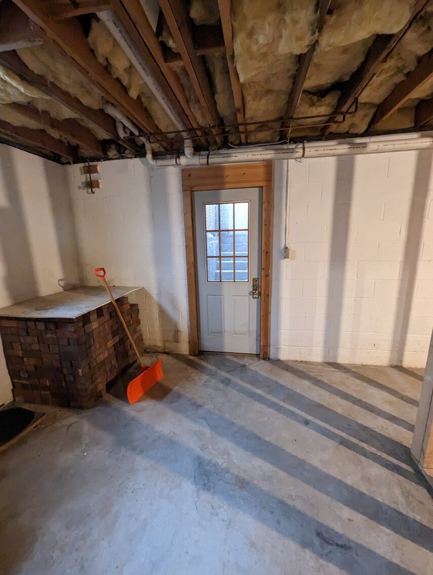 Image for 2 BR, 2.5 BA BRICK RANCHER WADE PORCELAIN MINI FIGURINES, DECOYS, CHINA, FURNITURE, GLASSWARE, ANTIQUES, COLLECTIBLES, COSTUME JEWLERY, HOUSEHOLD ITEMS