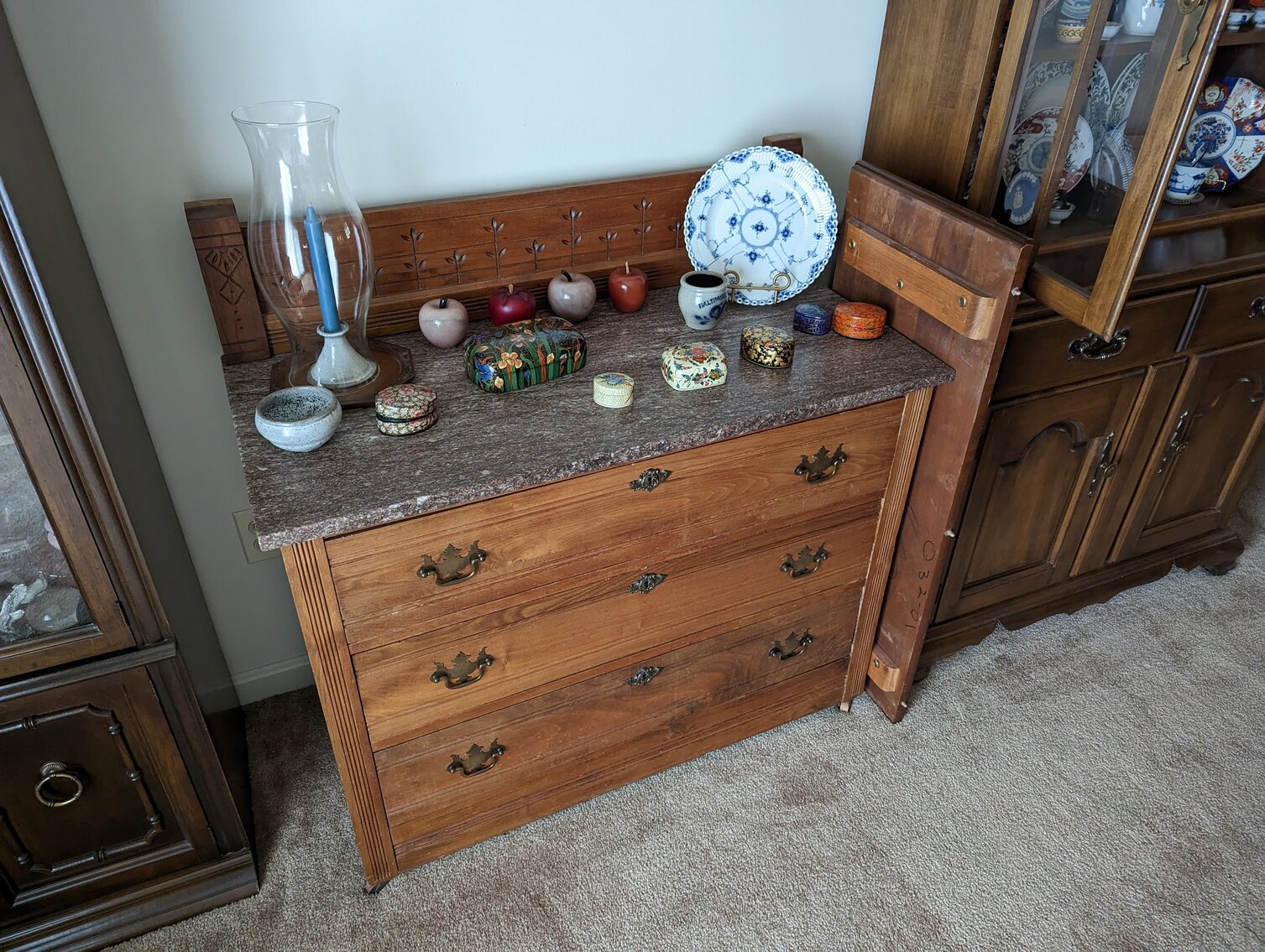 Image for 2 BR, 2.5 BA BRICK RANCHER WADE PORCELAIN MINI FIGURINES, DECOYS, CHINA, FURNITURE, GLASSWARE, ANTIQUES, COLLECTIBLES, COSTUME JEWLERY, HOUSEHOLD ITEMS