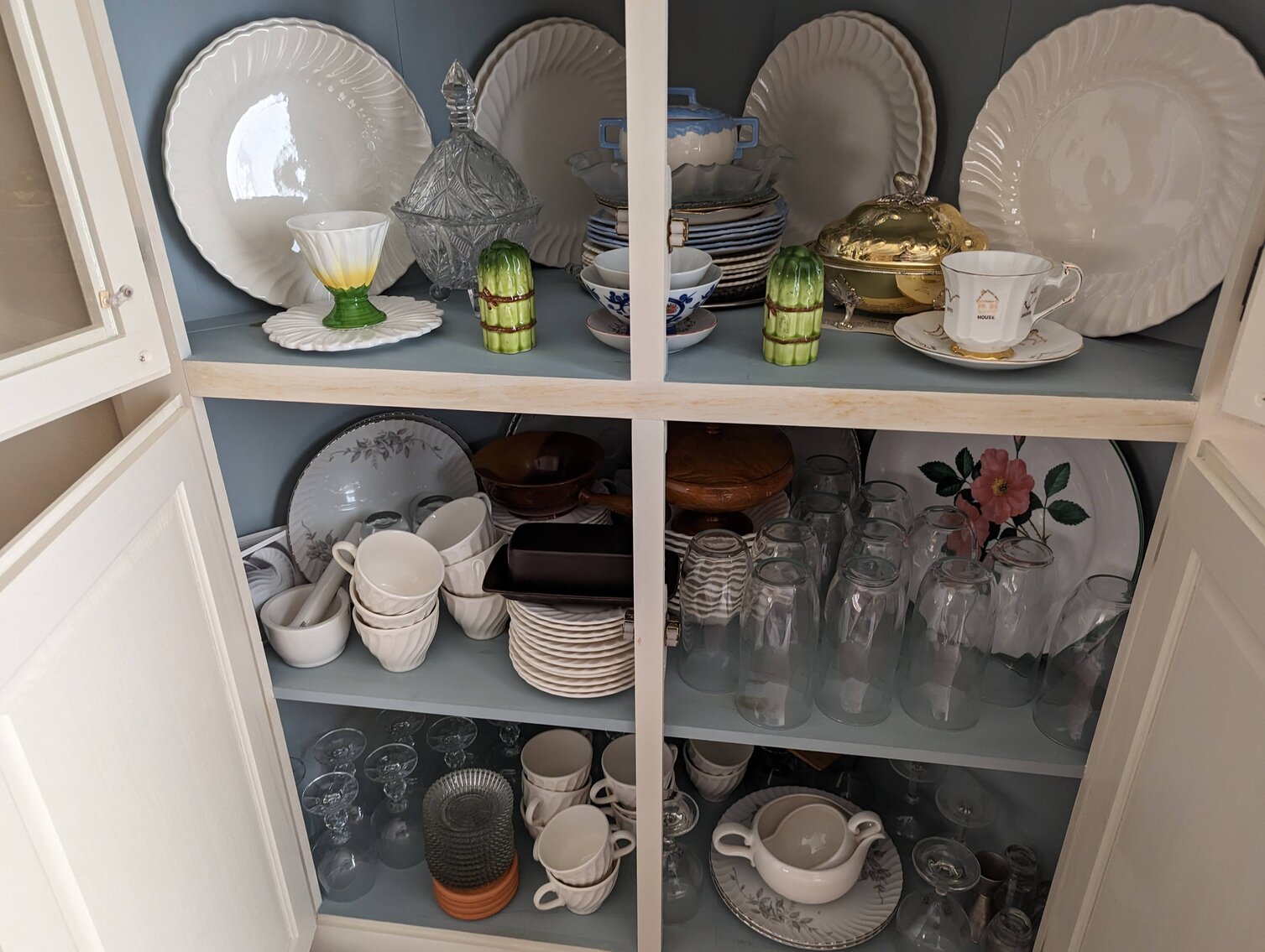 Image for 2 BR, 2.5 BA BRICK RANCHER WADE PORCELAIN MINI FIGURINES, DECOYS, CHINA, FURNITURE, GLASSWARE, ANTIQUES, COLLECTIBLES, COSTUME JEWLERY, HOUSEHOLD ITEMS