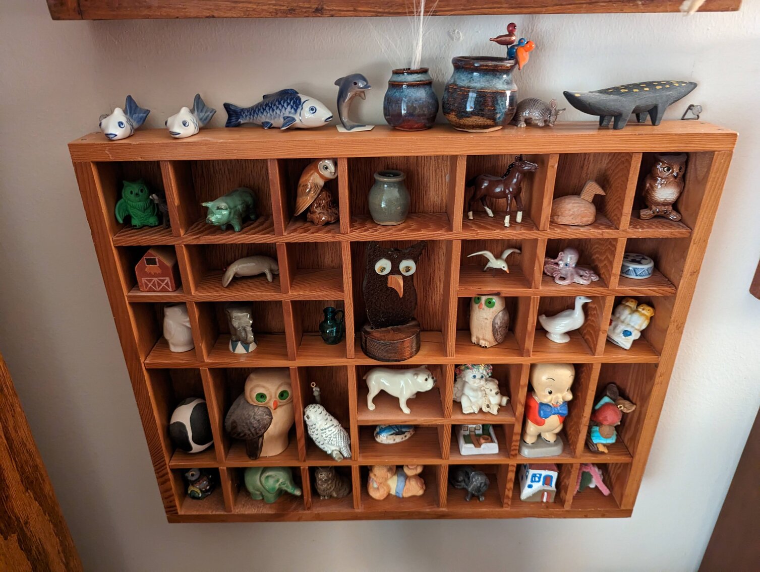 Image for 2 BR, 2.5 BA BRICK RANCHER WADE PORCELAIN MINI FIGURINES, DECOYS, CHINA, FURNITURE, GLASSWARE, ANTIQUES, COLLECTIBLES, COSTUME JEWLERY, HOUSEHOLD ITEMS