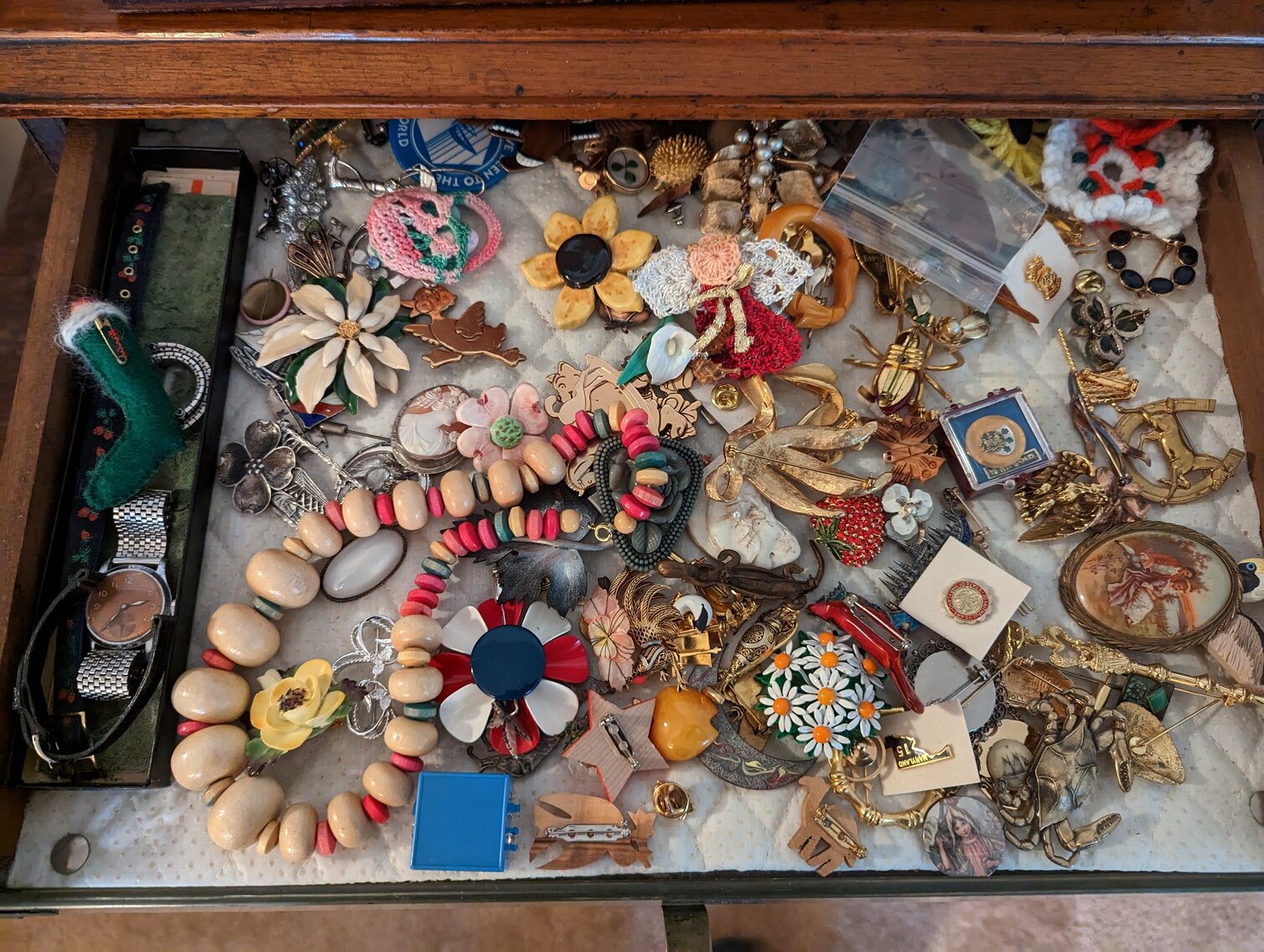 Image for 2 BR, 2.5 BA BRICK RANCHER WADE PORCELAIN MINI FIGURINES, DECOYS, CHINA, FURNITURE, GLASSWARE, ANTIQUES, COLLECTIBLES, COSTUME JEWLERY, HOUSEHOLD ITEMS