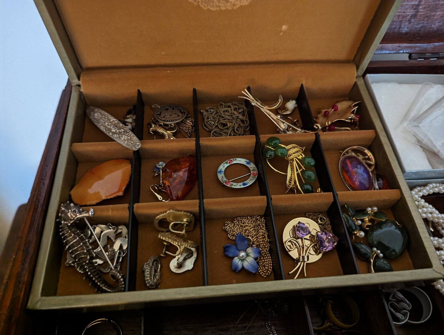 Image for 2 BR, 2.5 BA BRICK RANCHER WADE PORCELAIN MINI FIGURINES, DECOYS, CHINA, FURNITURE, GLASSWARE, ANTIQUES, COLLECTIBLES, COSTUME JEWLERY, HOUSEHOLD ITEMS