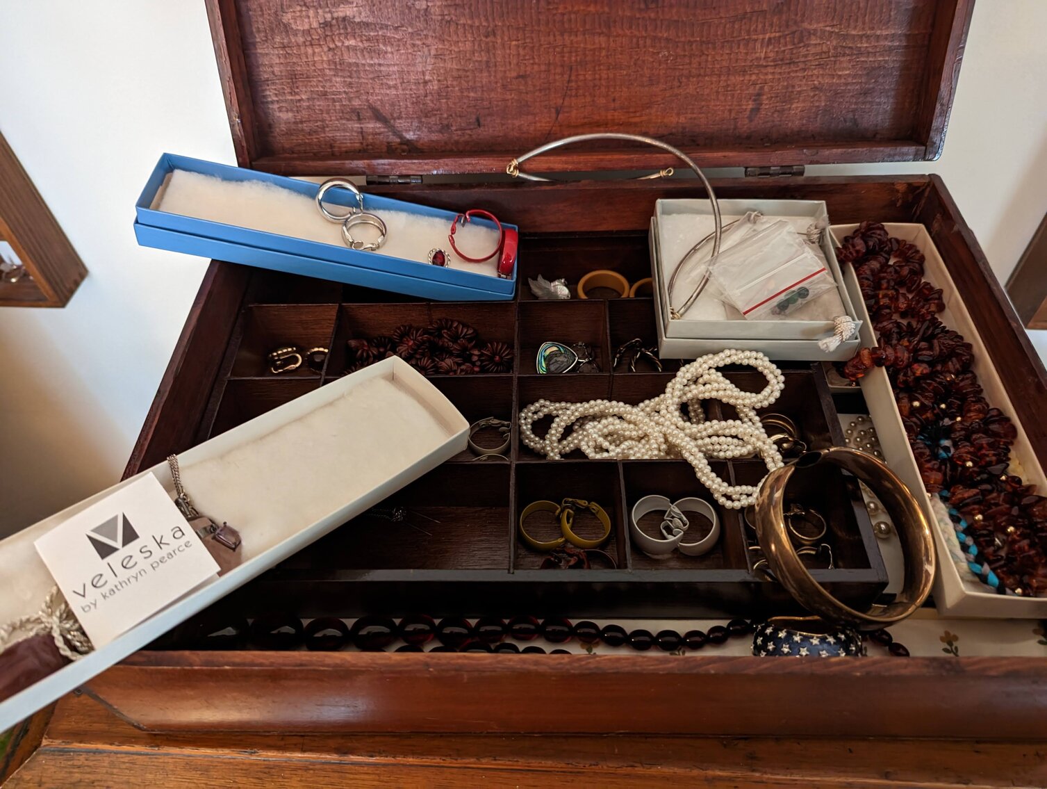 Image for 2 BR, 2.5 BA BRICK RANCHER WADE PORCELAIN MINI FIGURINES, DECOYS, CHINA, FURNITURE, GLASSWARE, ANTIQUES, COLLECTIBLES, COSTUME JEWLERY, HOUSEHOLD ITEMS