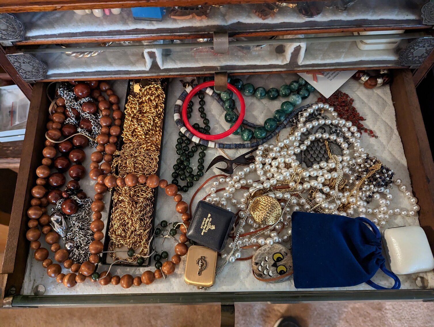 Image for 2 BR, 2.5 BA BRICK RANCHER WADE PORCELAIN MINI FIGURINES, DECOYS, CHINA, FURNITURE, GLASSWARE, ANTIQUES, COLLECTIBLES, COSTUME JEWLERY, HOUSEHOLD ITEMS