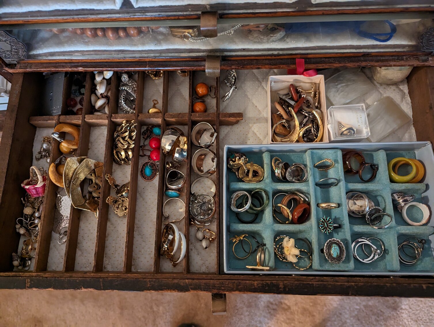 Image for 2 BR, 2.5 BA BRICK RANCHER WADE PORCELAIN MINI FIGURINES, DECOYS, CHINA, FURNITURE, GLASSWARE, ANTIQUES, COLLECTIBLES, COSTUME JEWLERY, HOUSEHOLD ITEMS