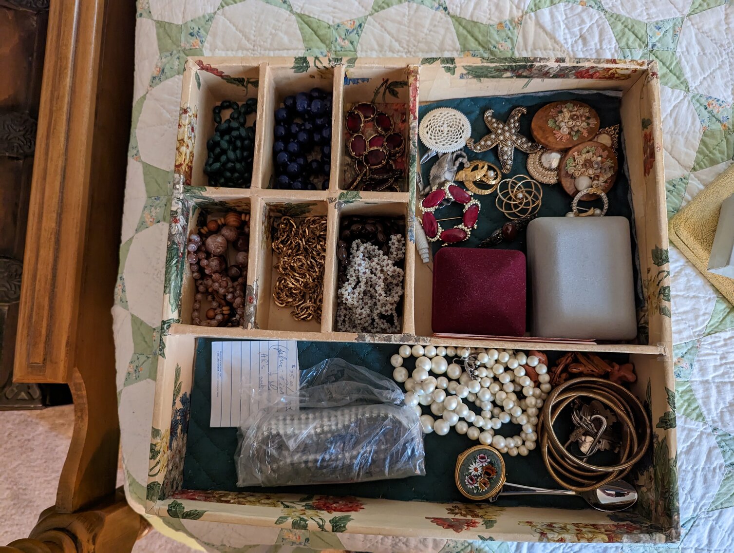 Image for 2 BR, 2.5 BA BRICK RANCHER WADE PORCELAIN MINI FIGURINES, DECOYS, CHINA, FURNITURE, GLASSWARE, ANTIQUES, COLLECTIBLES, COSTUME JEWLERY, HOUSEHOLD ITEMS