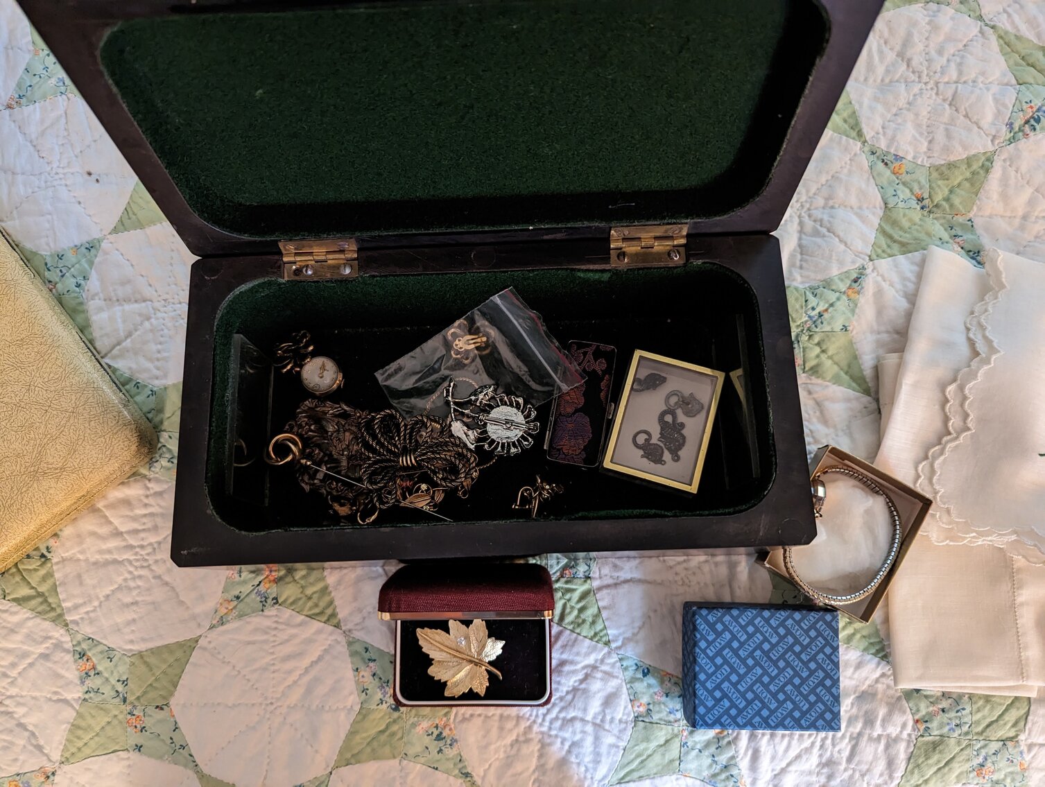 Image for 2 BR, 2.5 BA BRICK RANCHER WADE PORCELAIN MINI FIGURINES, DECOYS, CHINA, FURNITURE, GLASSWARE, ANTIQUES, COLLECTIBLES, COSTUME JEWLERY, HOUSEHOLD ITEMS