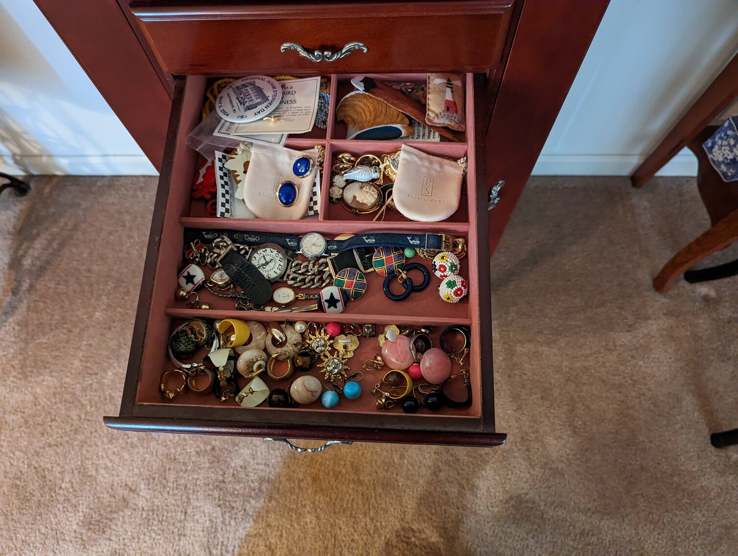 Image for 2 BR, 2.5 BA BRICK RANCHER WADE PORCELAIN MINI FIGURINES, DECOYS, CHINA, FURNITURE, GLASSWARE, ANTIQUES, COLLECTIBLES, COSTUME JEWLERY, HOUSEHOLD ITEMS