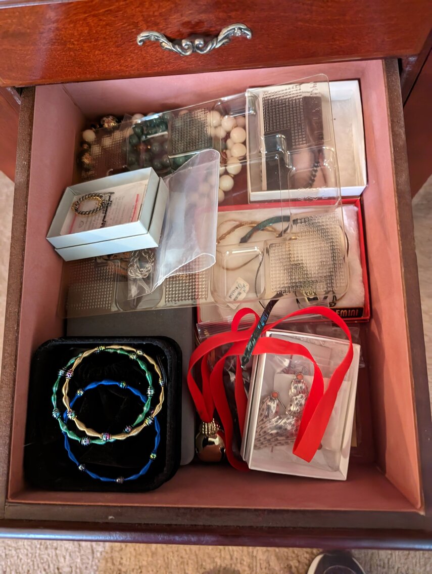 Image for 2 BR, 2.5 BA BRICK RANCHER WADE PORCELAIN MINI FIGURINES, DECOYS, CHINA, FURNITURE, GLASSWARE, ANTIQUES, COLLECTIBLES, COSTUME JEWLERY, HOUSEHOLD ITEMS