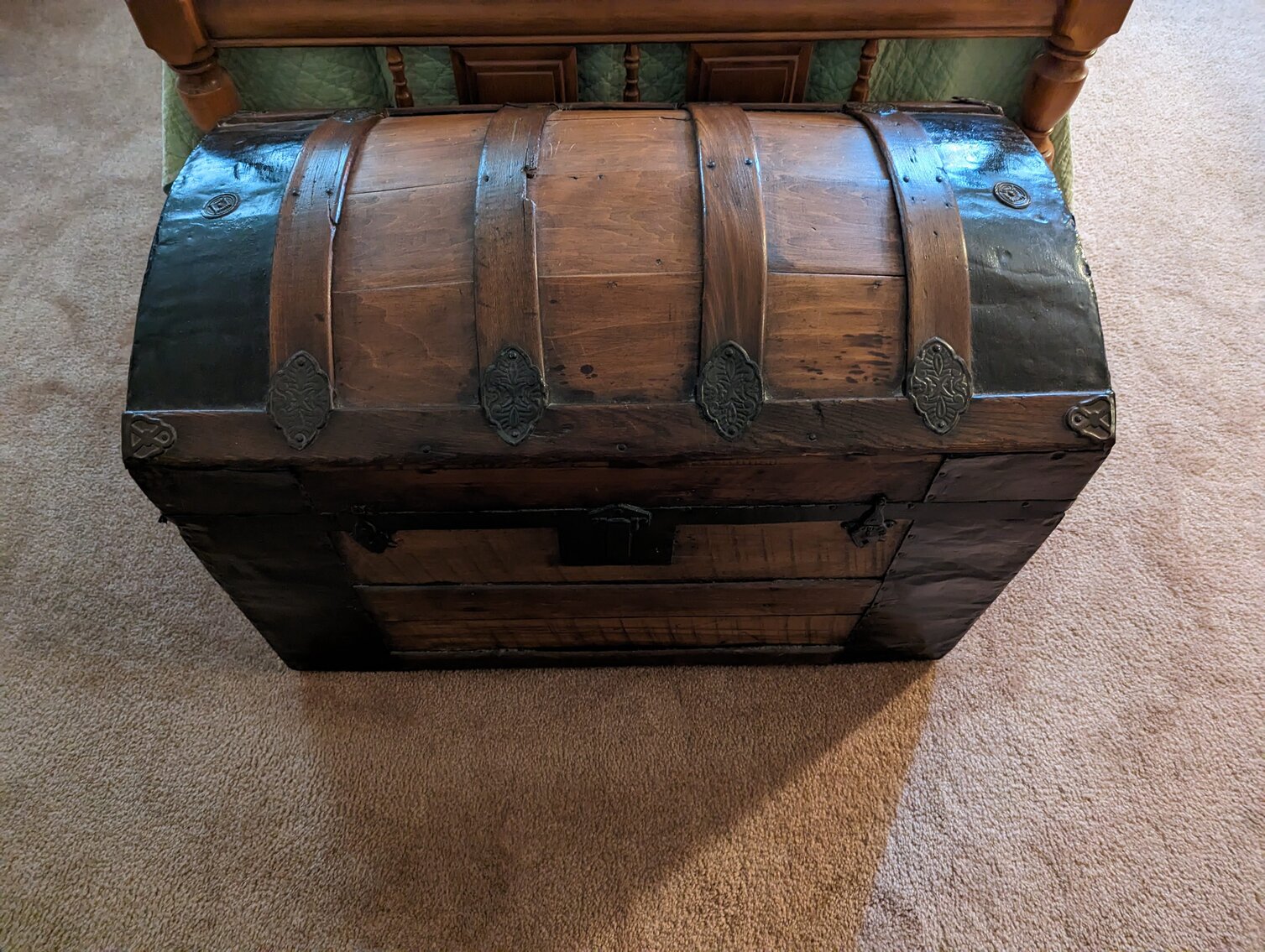 Image for 2 BR, 2.5 BA BRICK RANCHER WADE PORCELAIN MINI FIGURINES, DECOYS, CHINA, FURNITURE, GLASSWARE, ANTIQUES, COLLECTIBLES, COSTUME JEWLERY, HOUSEHOLD ITEMS