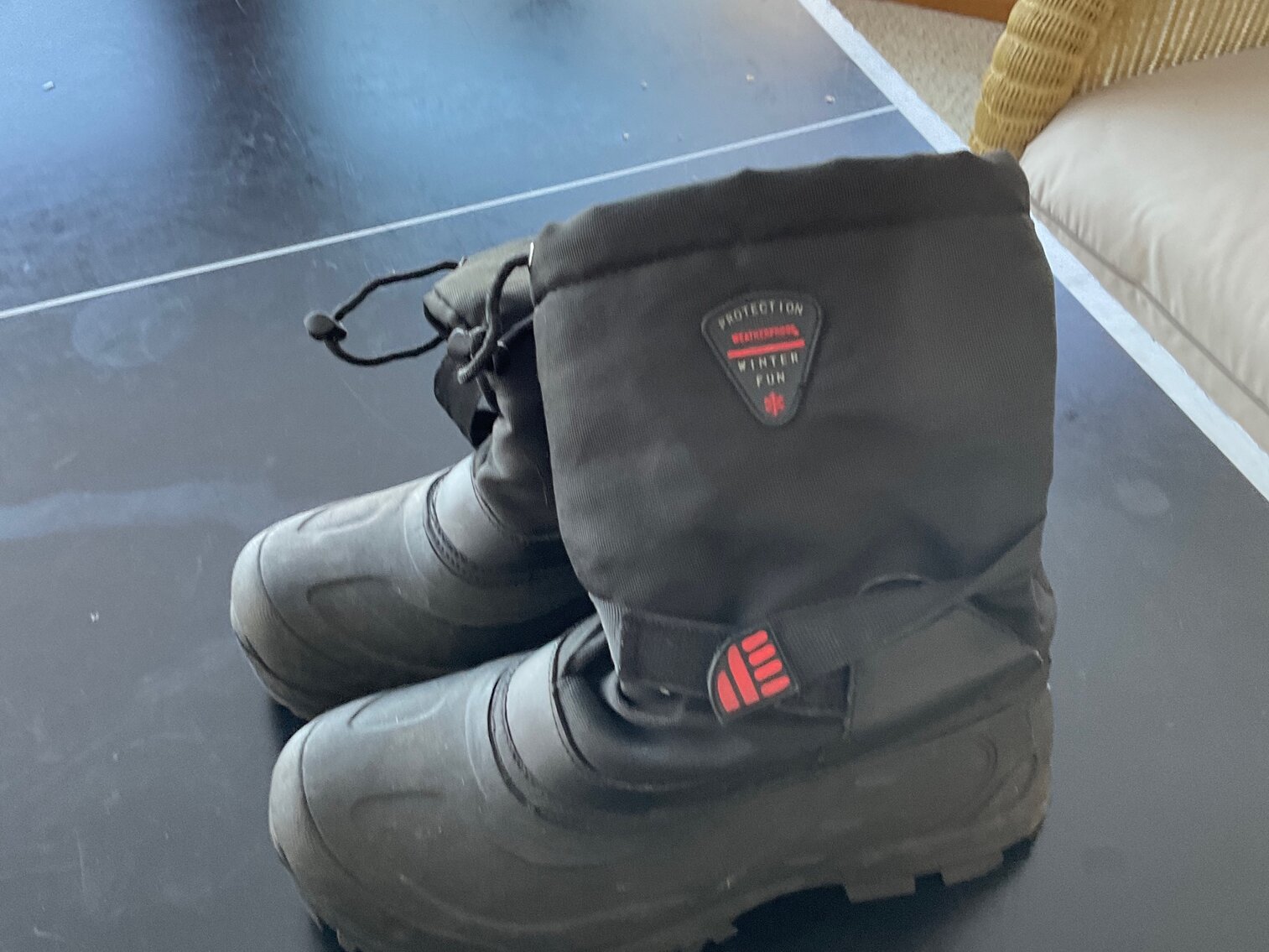 Men’s size 9 winter boots missing liners