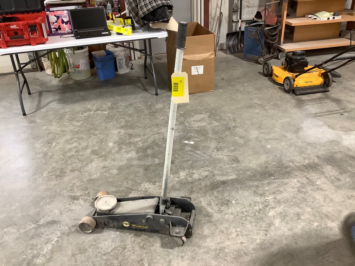 Omega floor jack
