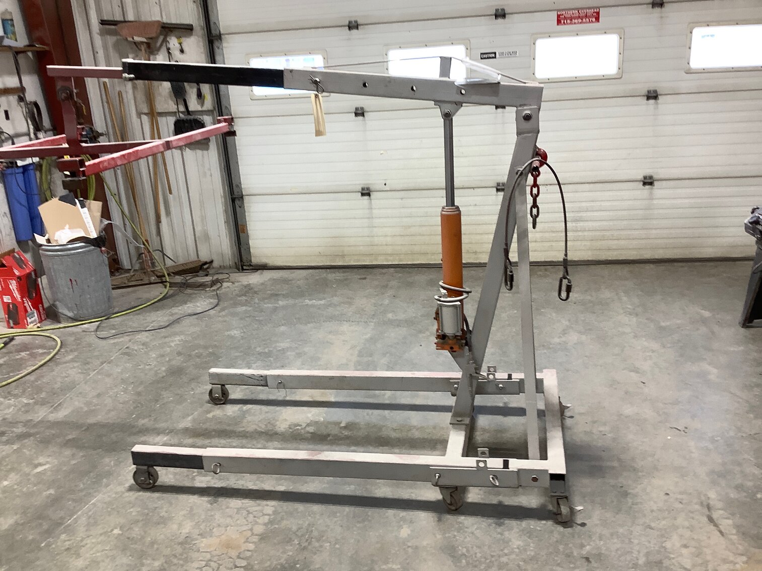 Engine hoist with air over hydraulic