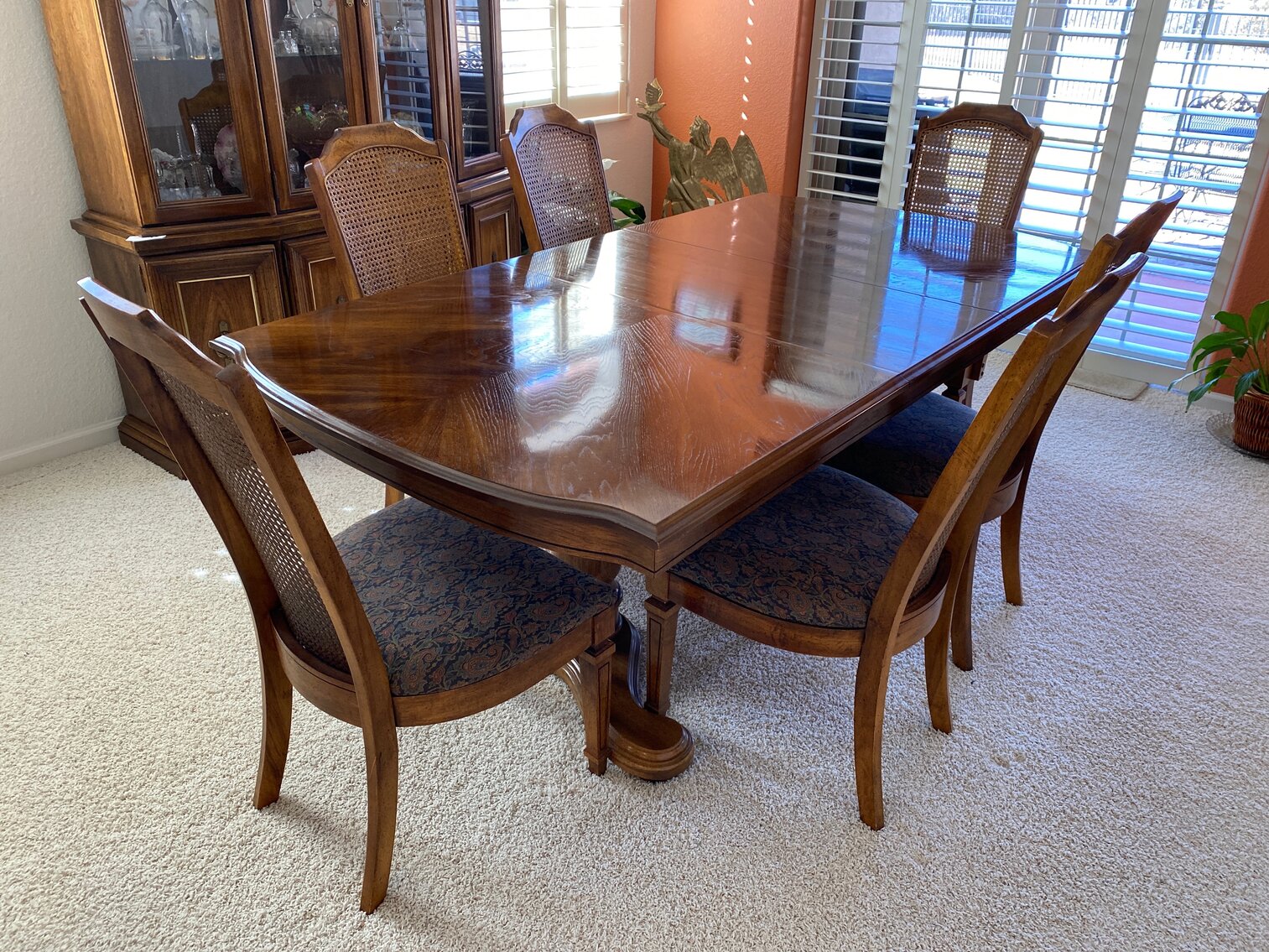 Dining Room Table and 6 Chairs