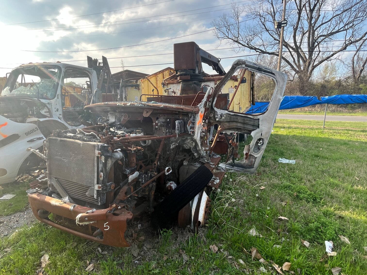 FREIGHTLINER TRASH TRUCK PARTS AND REPAIRS, NO TITLE