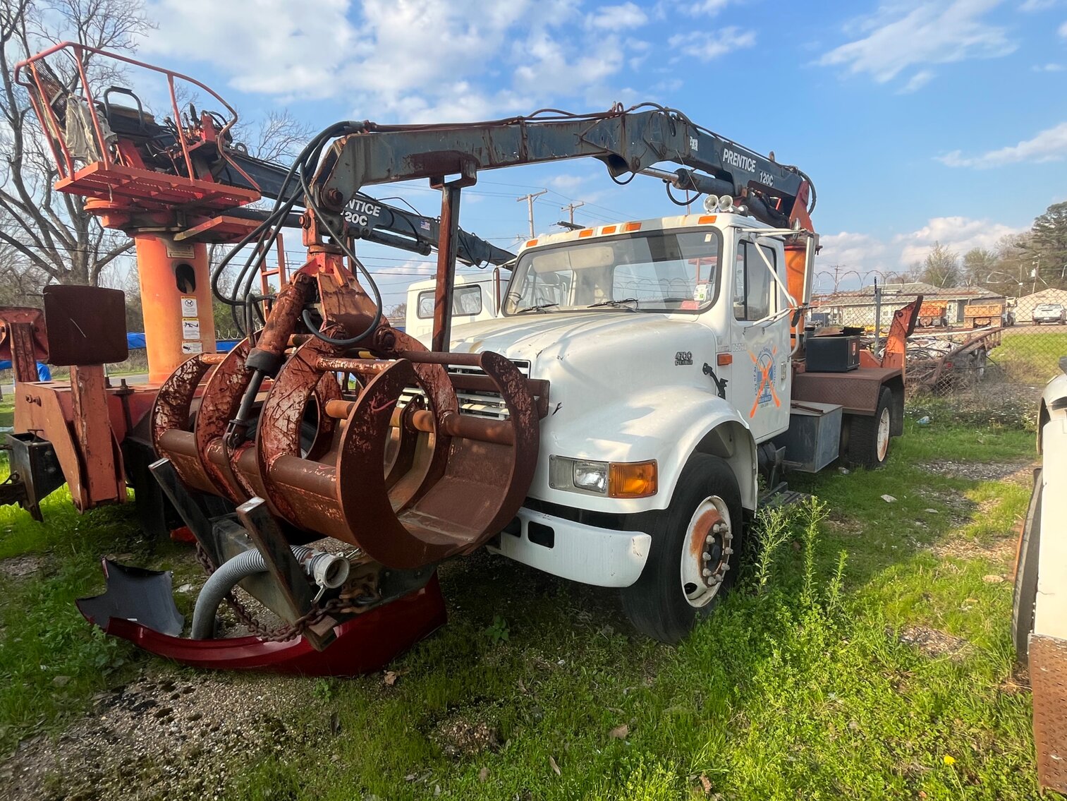 2001 INTERNATIONAL 4700 KNUCKLE BOOM TRUCK, NO TITLE