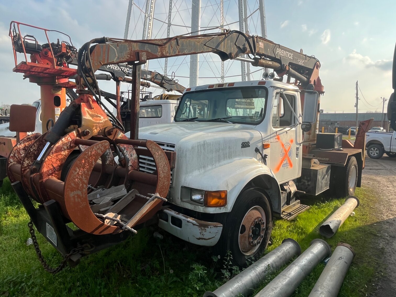 2001 INTERNATIONAL 4700 KNUCKLE BOOM TRUCK, NO TITLE