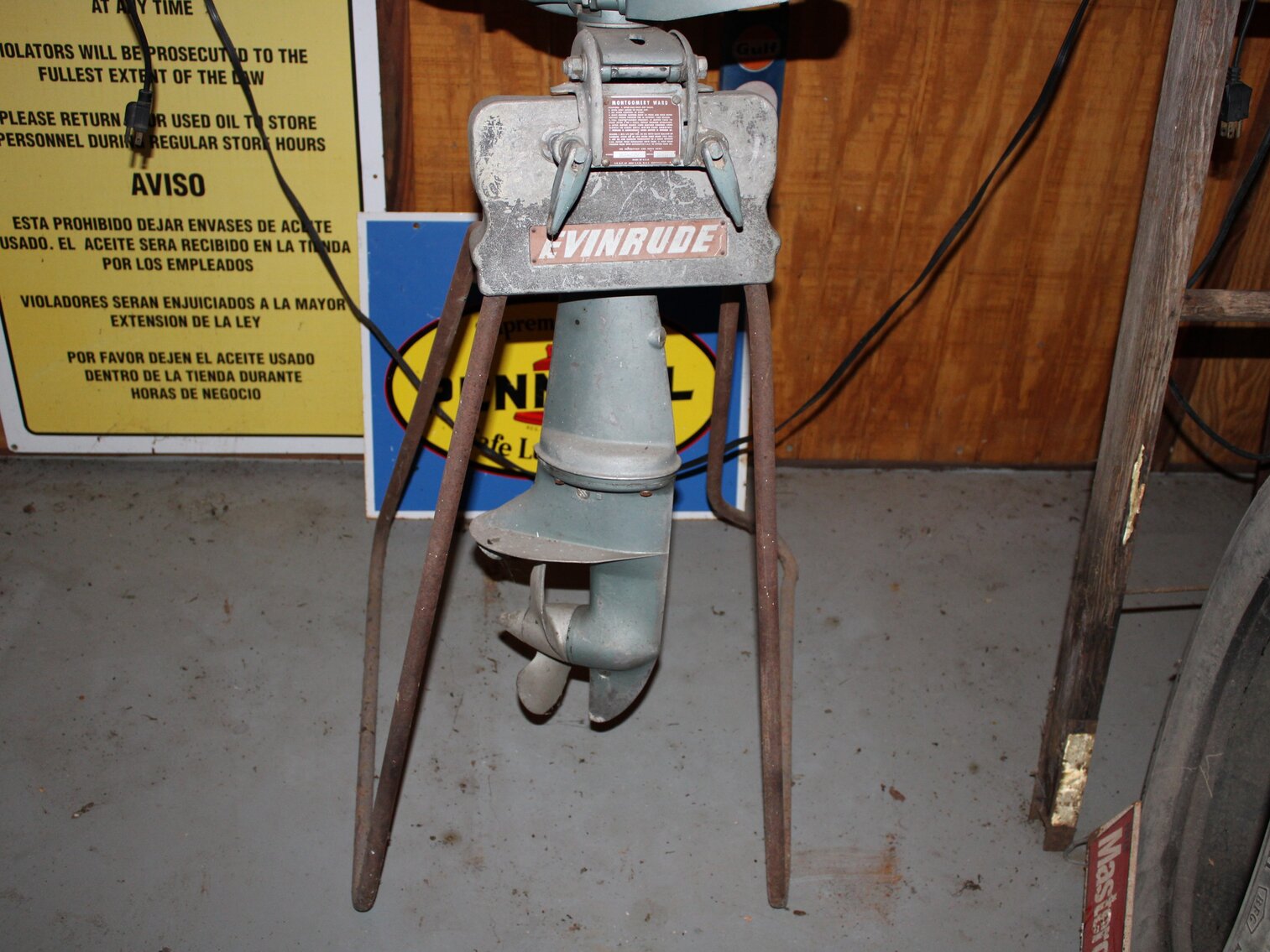 VINTAGE EVINRUDE MOTOR STAND (MOTOR SOLD SEPARATELY)