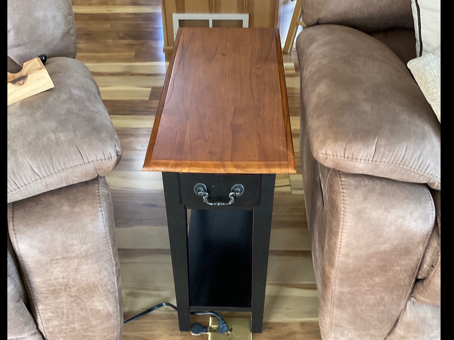 Beautiful end table with drawer