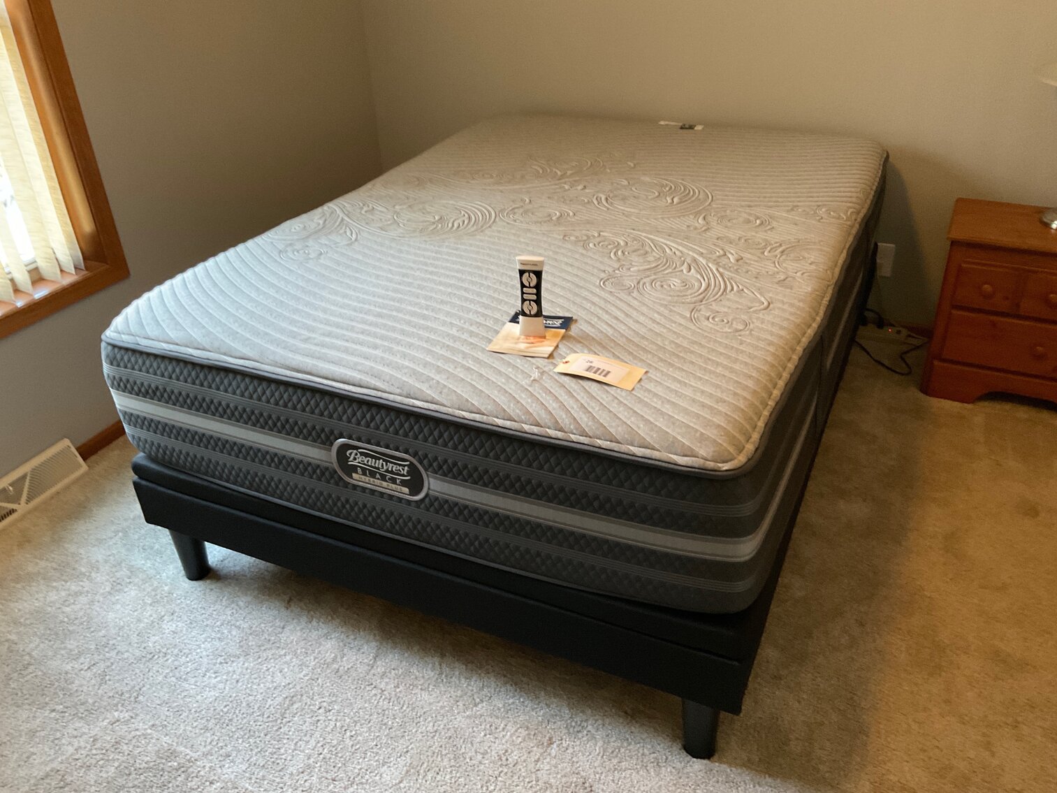 Beautyrest Black Hybrid Plus queen-size like new bed