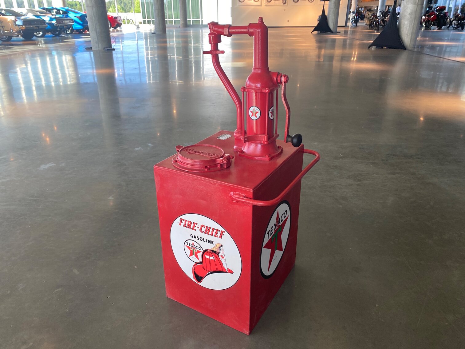 VINTAGE TEXACO OIL DISPENSER WITH HAND CRANK w/MAGNOLENE LID