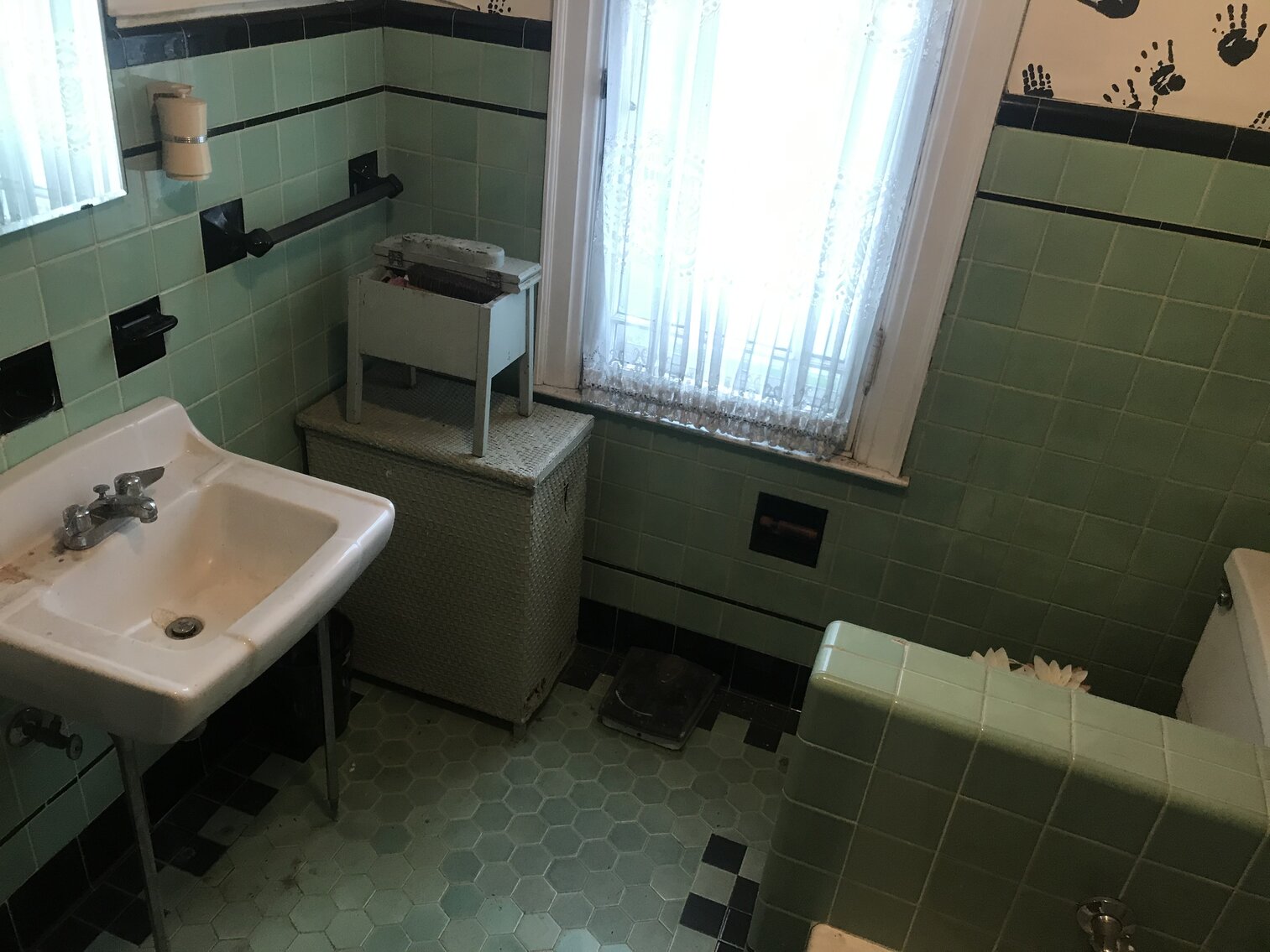 Image for SOLD $74,250 - Spacious 5 Bedroom in Charleston Selling to the Highest Bidder