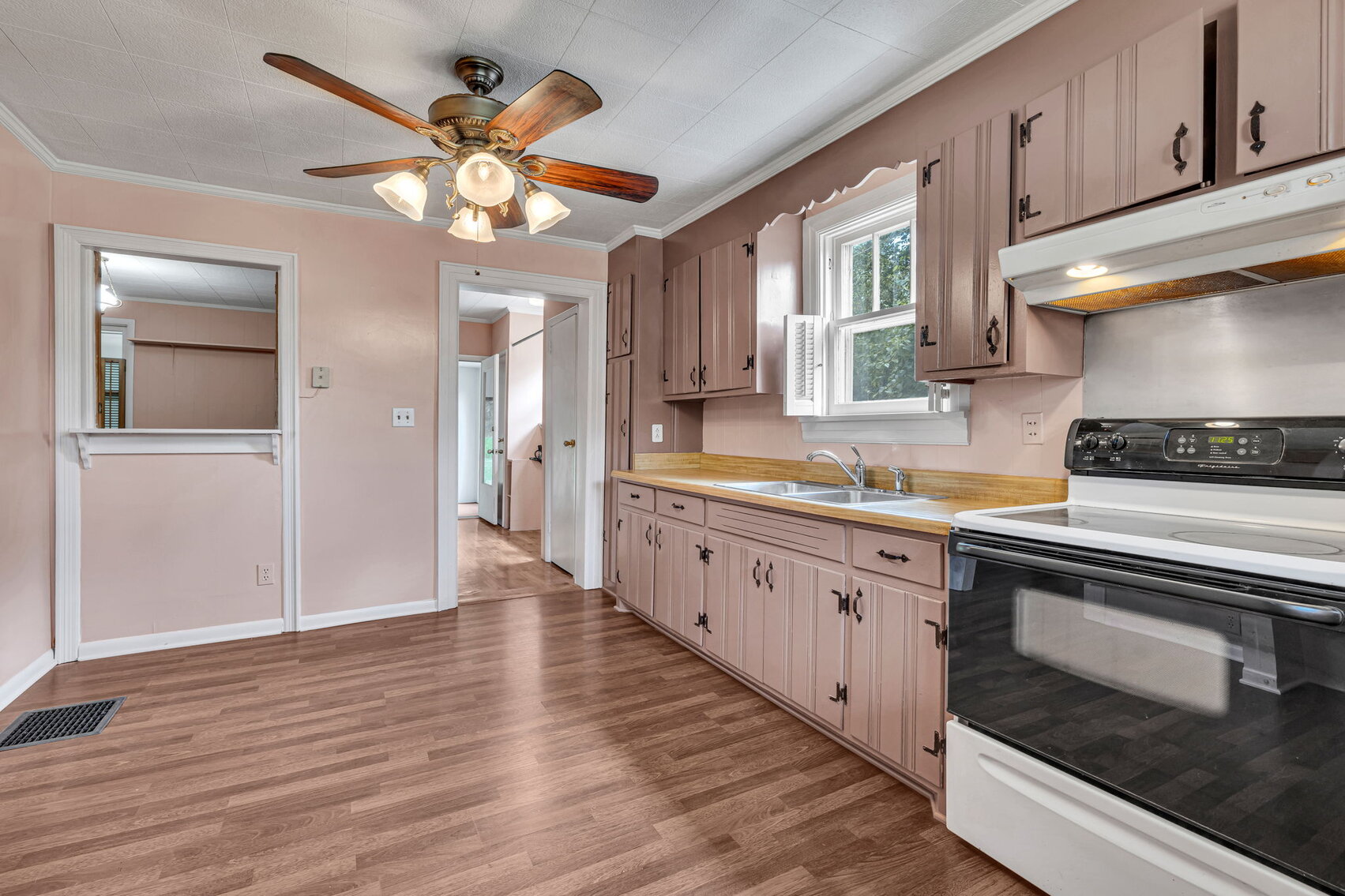 Image for Downtown Centerville - W. Swan Estate / 2,352 sq ft - 4BR's 2BA's