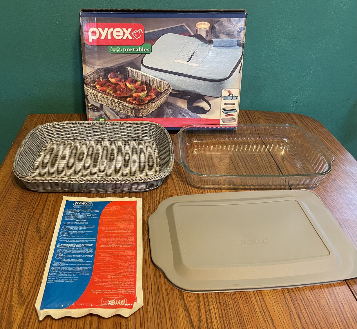 Pyrex Portable Basket, Pan, Cover and Hot/Cold Pack - NO CARRIER