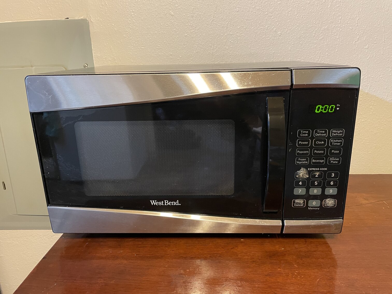 900 Watt West Bend Microwave - needs cleaning