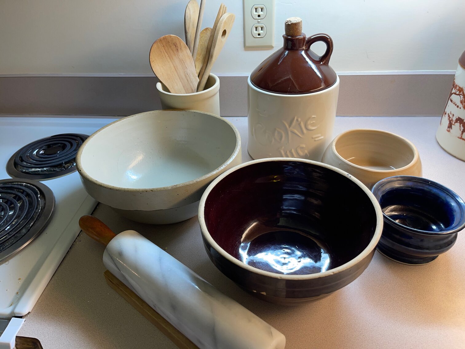 Crock-style variety of kitchen items
