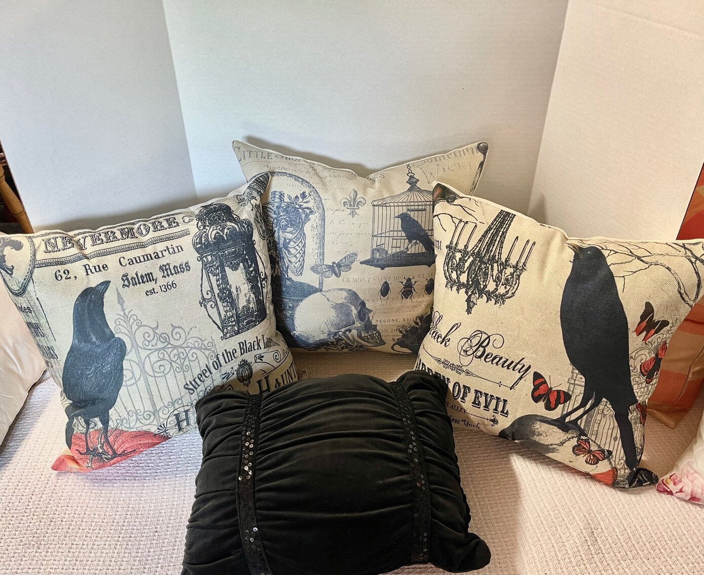 4 Pillow Set vintage look Lot 6 of 9