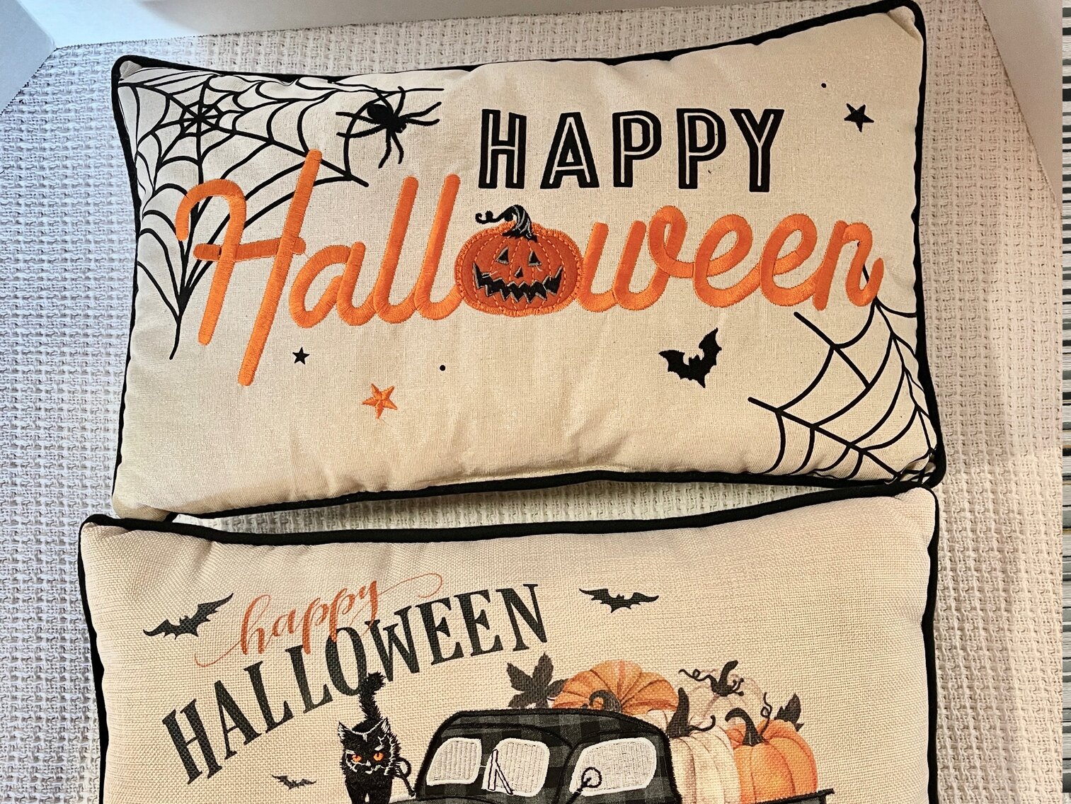 2 Pillow Set Lot 3 of 9
