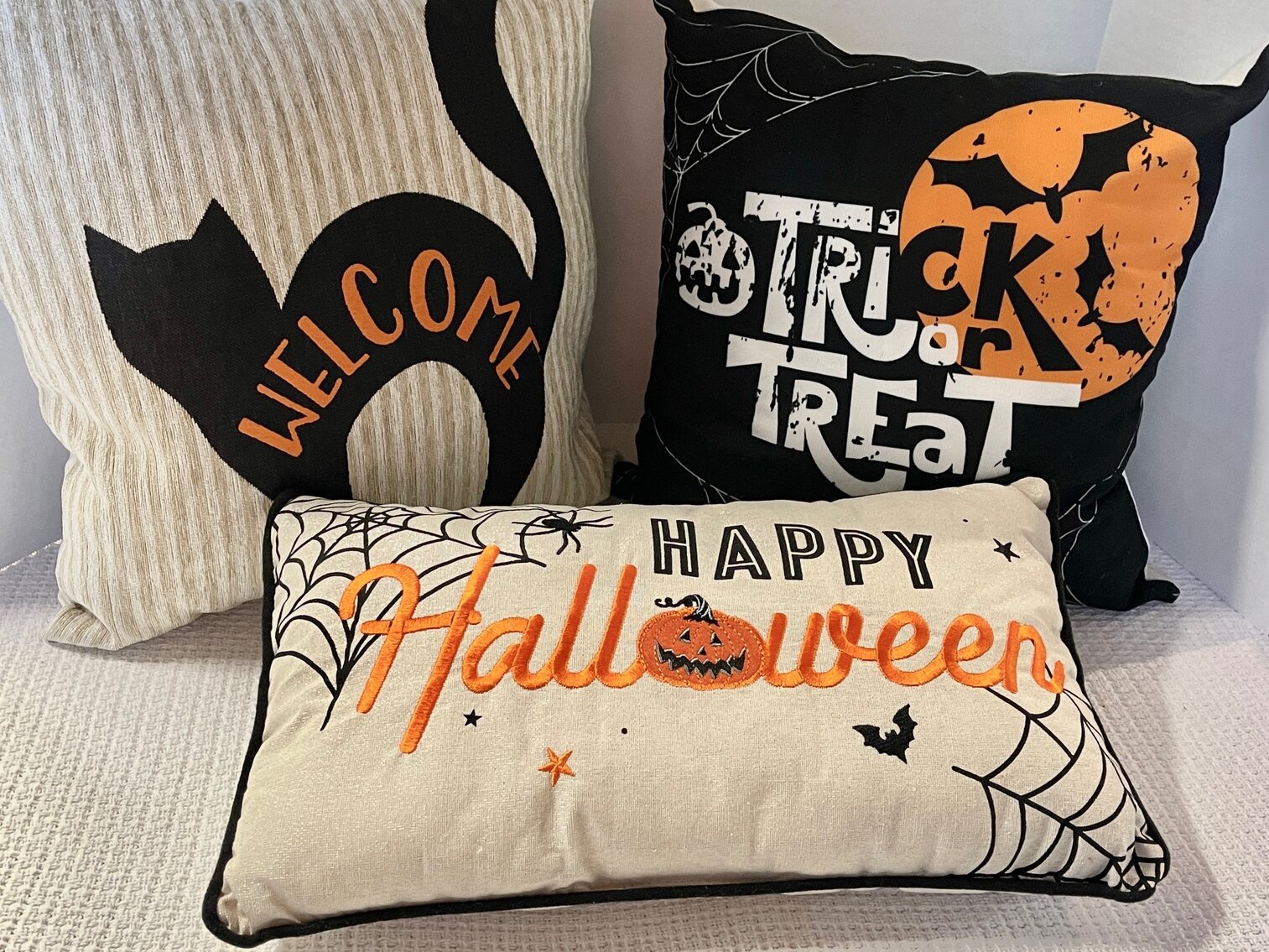 3 Pillow Set Lot 4 of 9