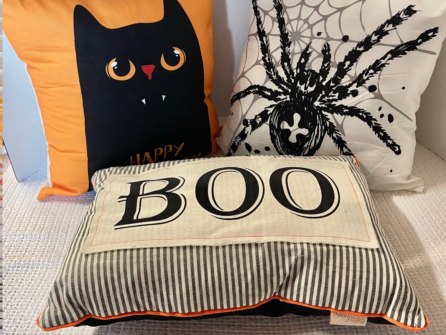 3 Pillow Set Lot 7 of 9