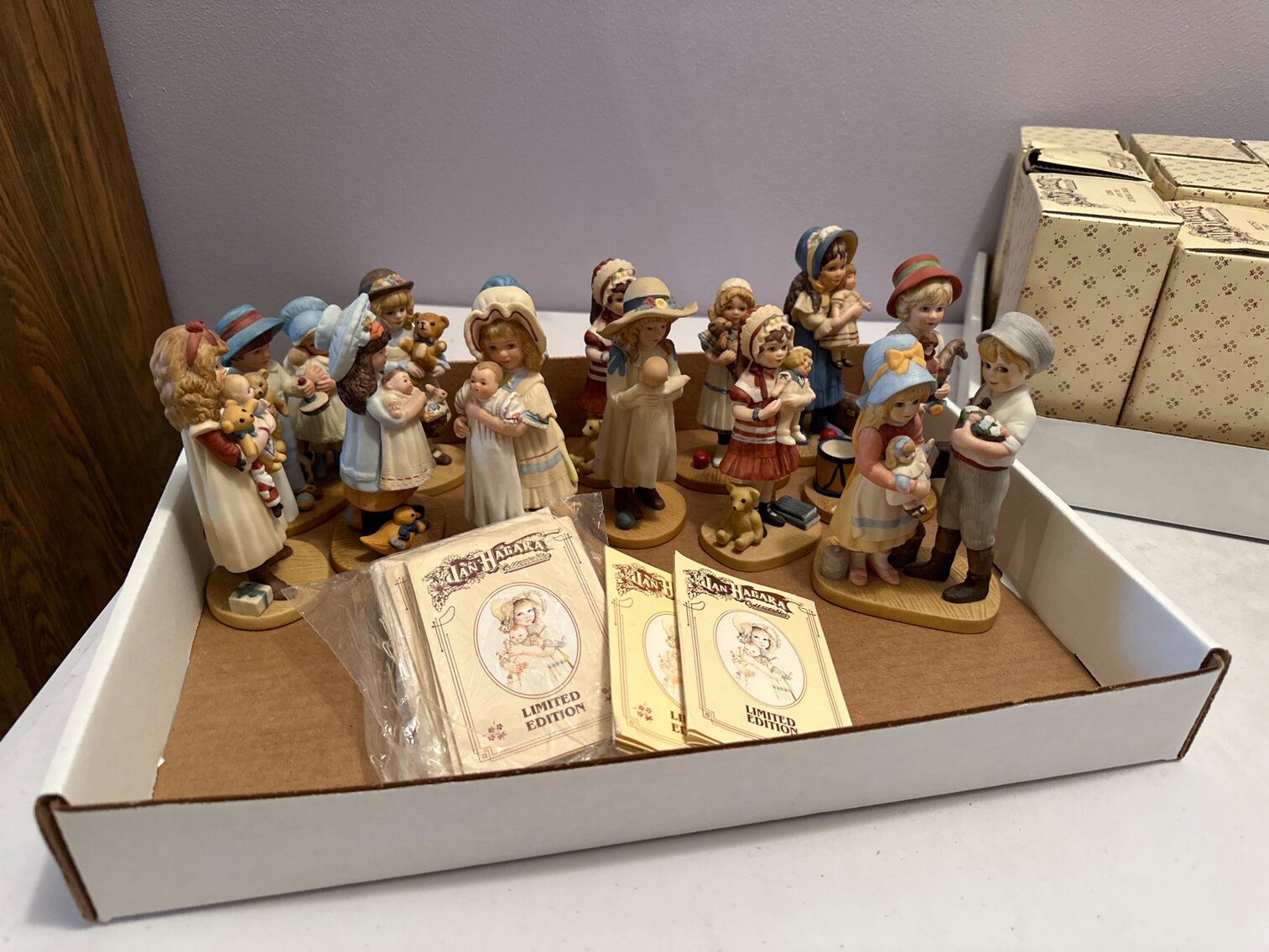 Jan Hagara Collectibles, Has Boxes