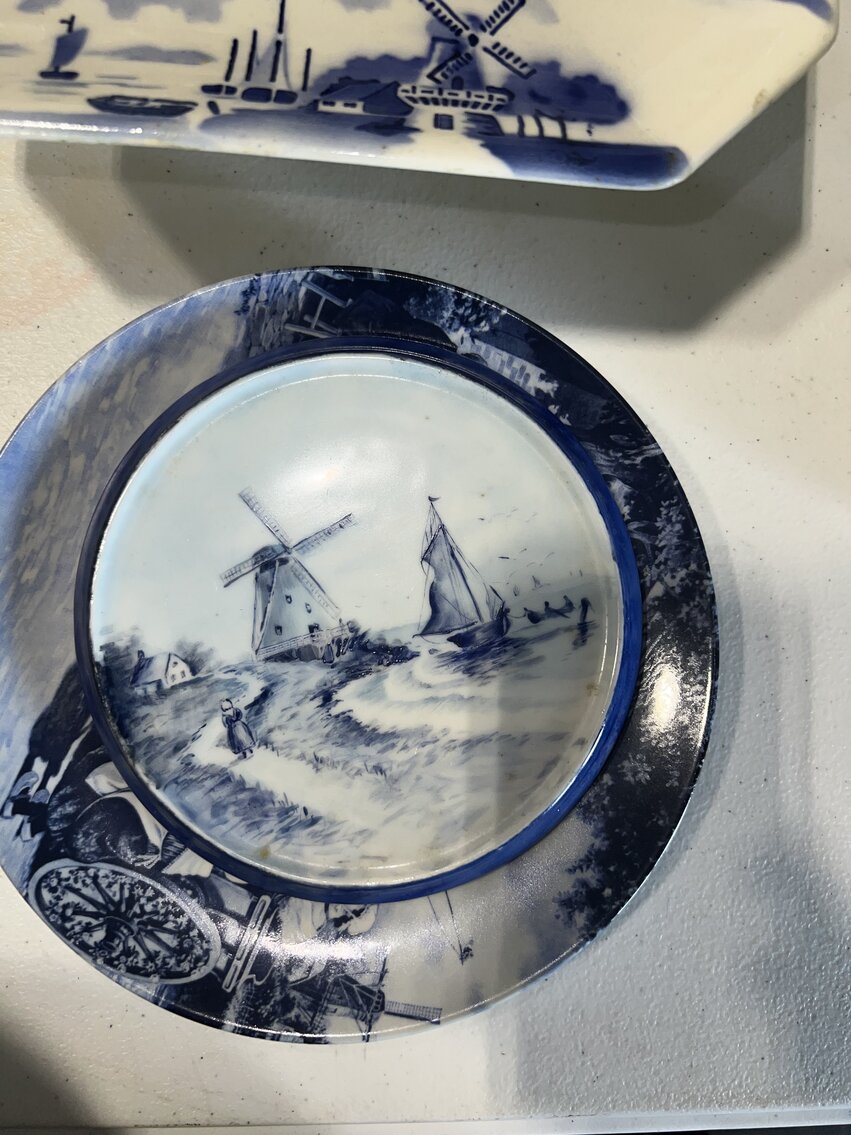 4 BLUE/WHITE PIECES