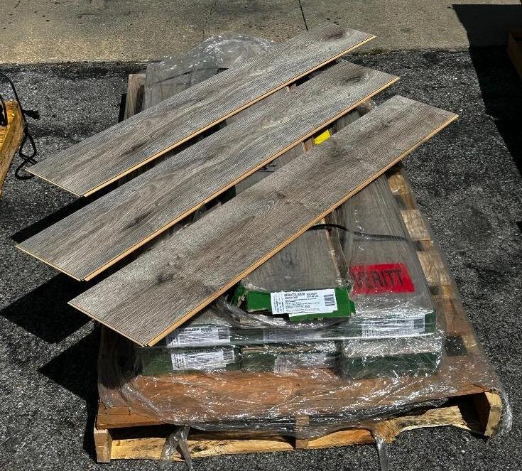 New Flooring: 165.83 Sq Ft - Bruce Hardco Laminate Flooring - 7 Boxes 23.69 SF/Box
